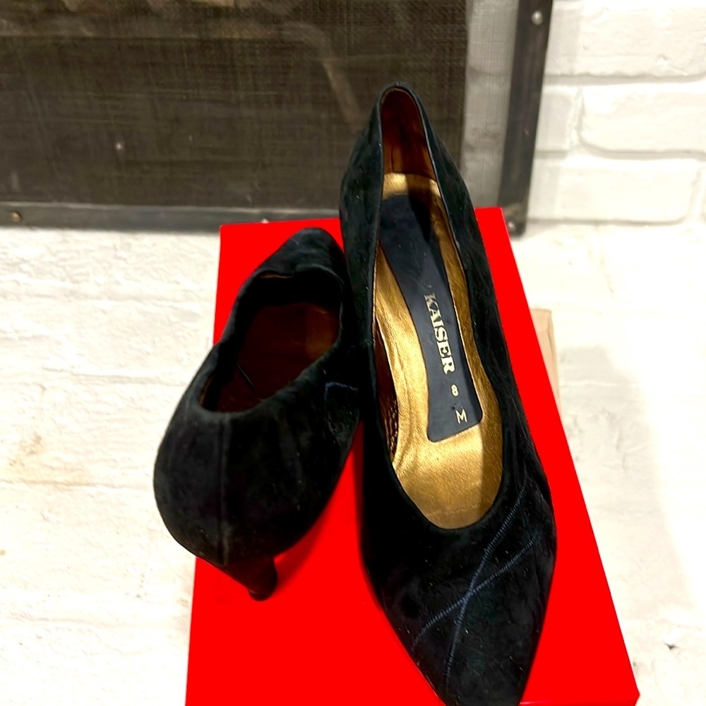 Kaiser black suede pumps with subtle gray line design to add fashionable design